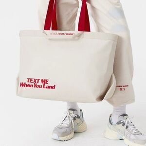 The Travel Tote 
in Ghost White